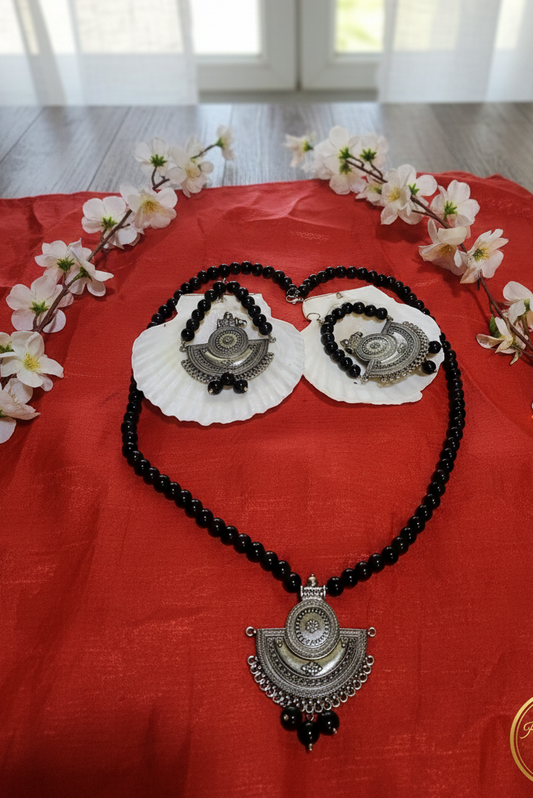 Beaded Black Pearls Necklace – Handcrafted Elegant Jewelry