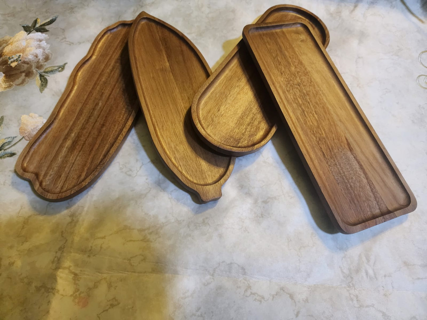 Set of 4 pieces of Eco-friendly Acacia Wood Leaf/cloud/rectangular/oval Shaped Wooden Tray