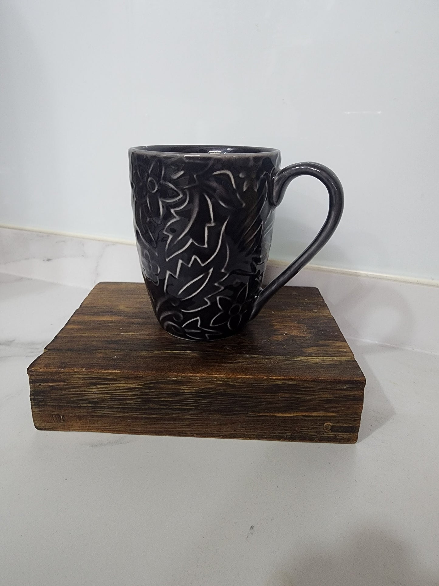 Noir Leaf Carved Mug