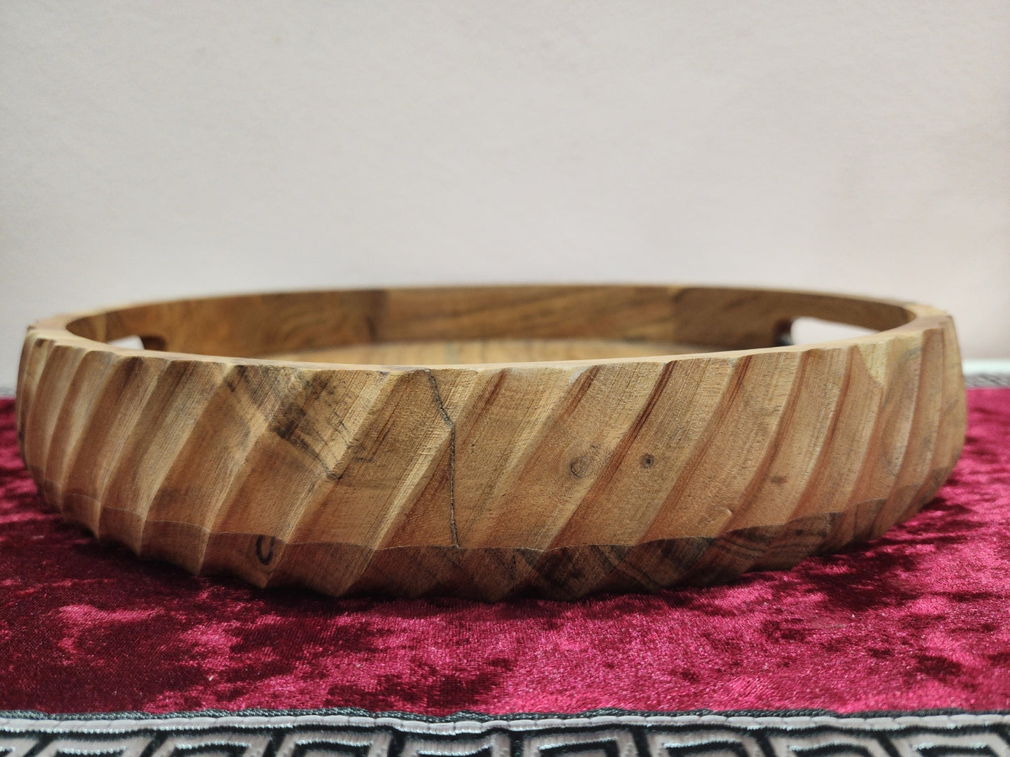 Heritage Acacia Round Tray with Carved Edge – Large