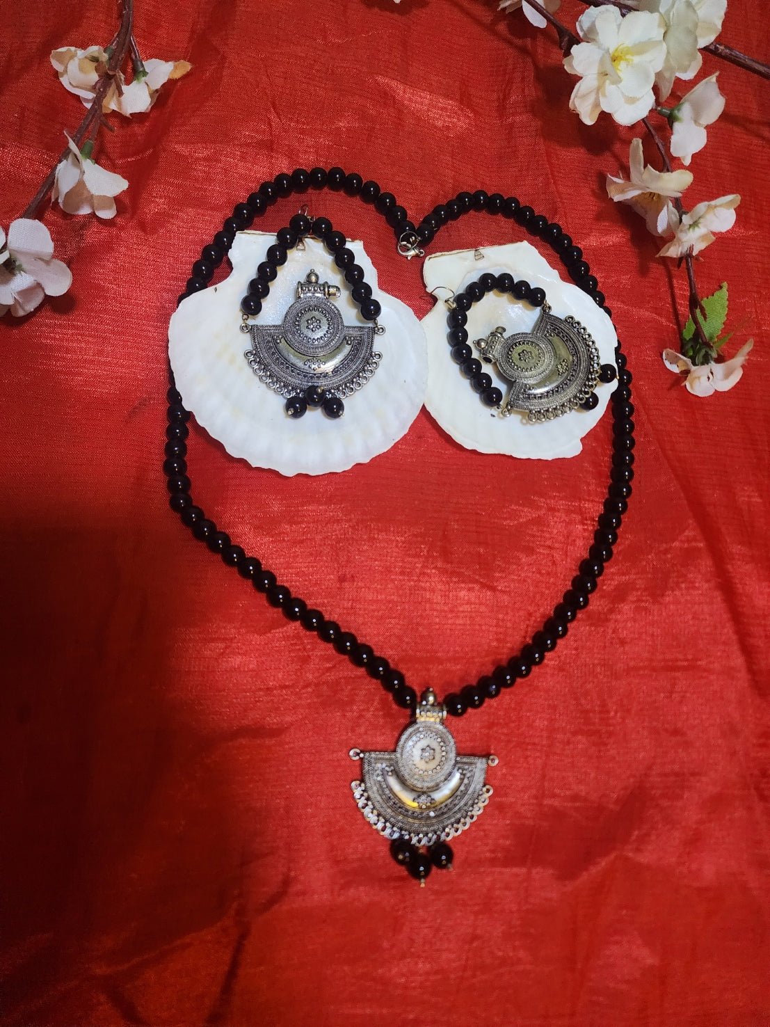 Beaded Black Pearls Necklace – Handcrafted Elegant Jewelry