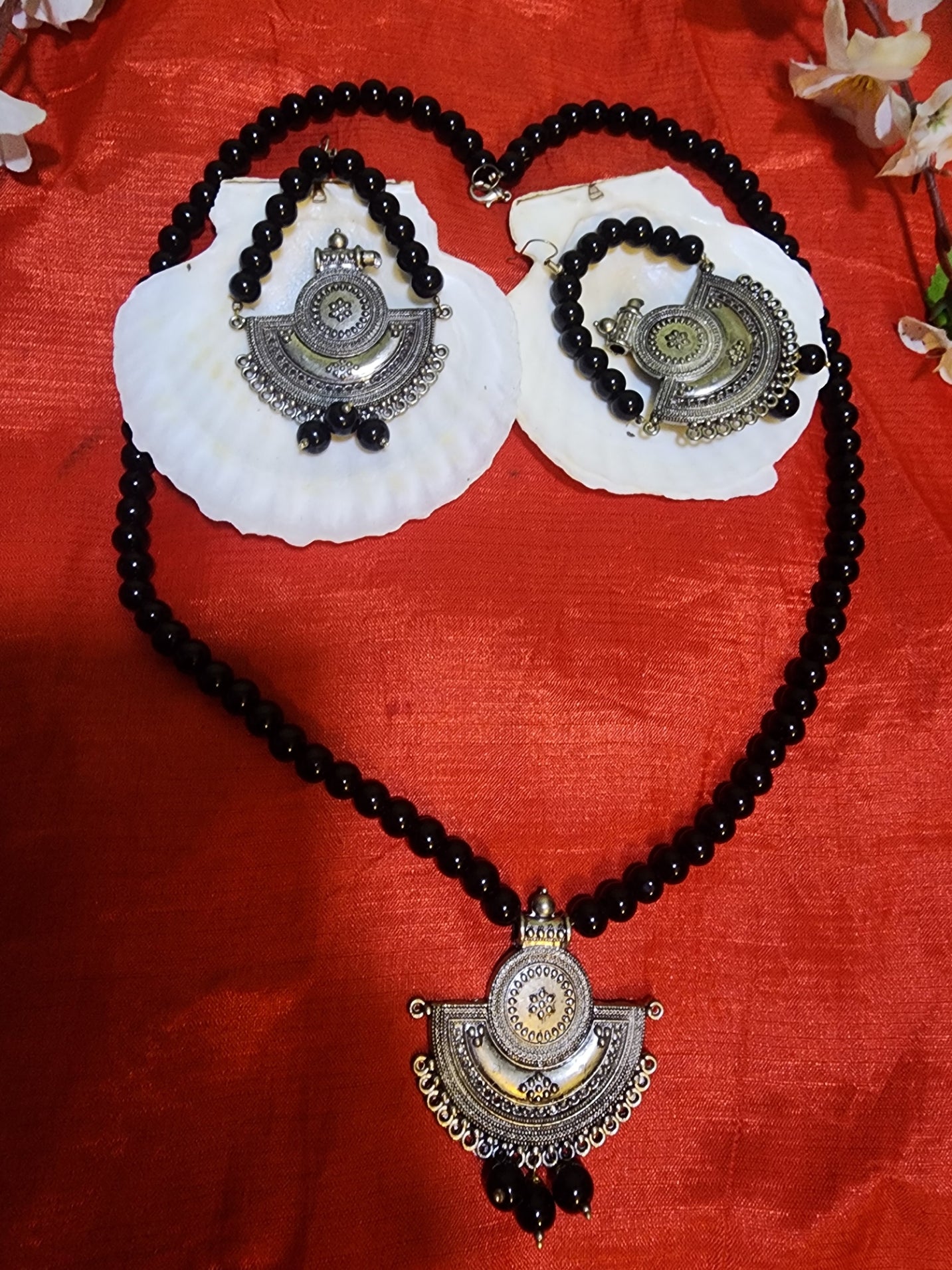 Beaded Black Pearls Necklace – Handcrafted Elegant Jewelry