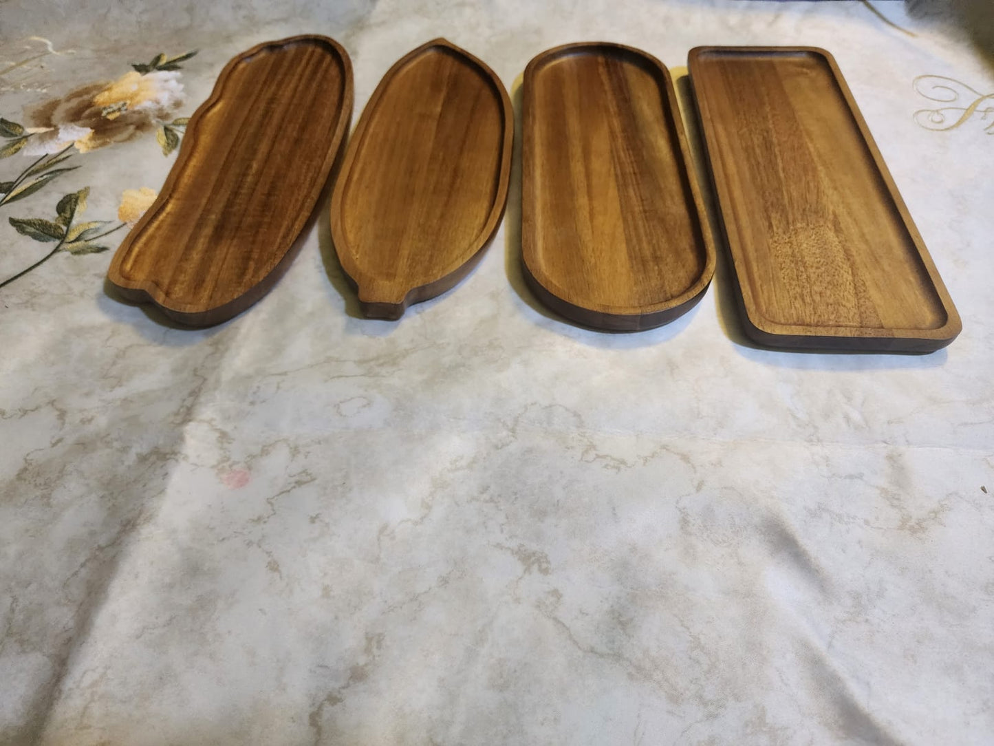 Set of 4 pieces of Eco-friendly Acacia Wood Leaf/cloud/rectangular/oval Shaped Wooden Tray